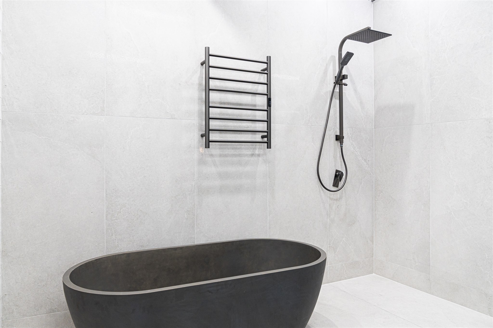 Ultimate Tiles Pakenham Display 8 - Black Bathtub, Shower Rail and Towel Rail